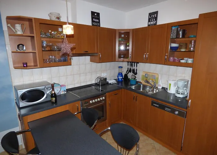 Bok - Central Modern 2Br Apt W Balcony, Free Indoor Parking!