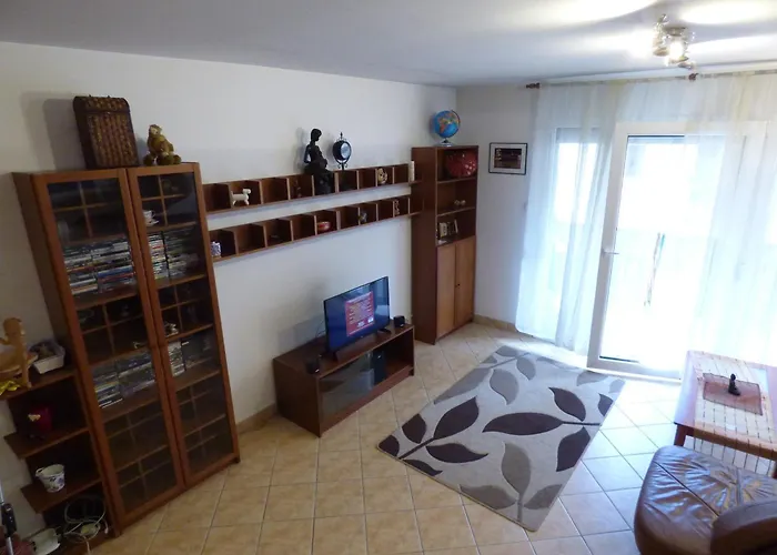 Bok - Central Modern 2Br Apt W Balcony, Free Indoor Parking!